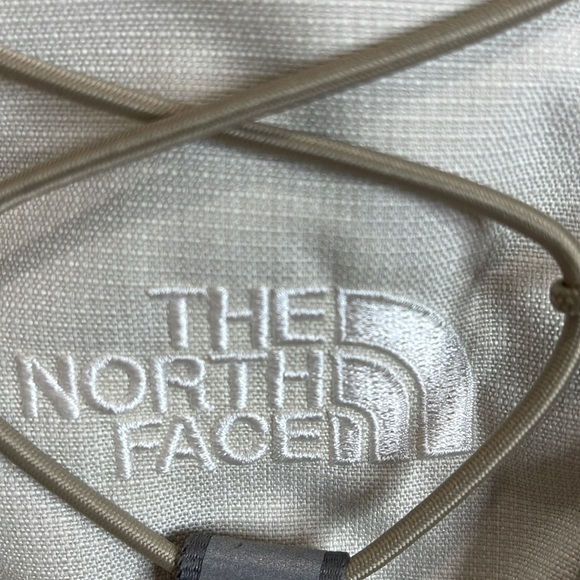 The North Face Jester Crossbody Bag TNF White Metallic Mid Grey 2.3lt 2 Way Zip - Picture 3 of 15